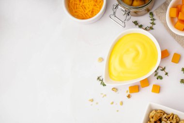 Lezzetli çedar peyniri soslu kraker, zeytin ve fındıklı beyaz arka plan