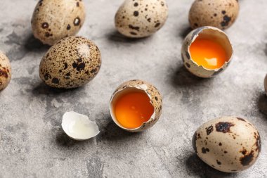 Arka planda taze bıldırcın yumurtaları.