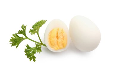 Beyaz arka planda maydanozlu haşlanmış bıldırcın yumurtası.