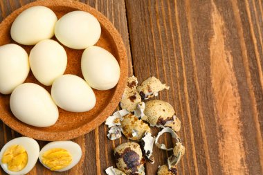 Ahşap kaplama kabuklu bir kase haşlanmış bıldırcın yumurtası.