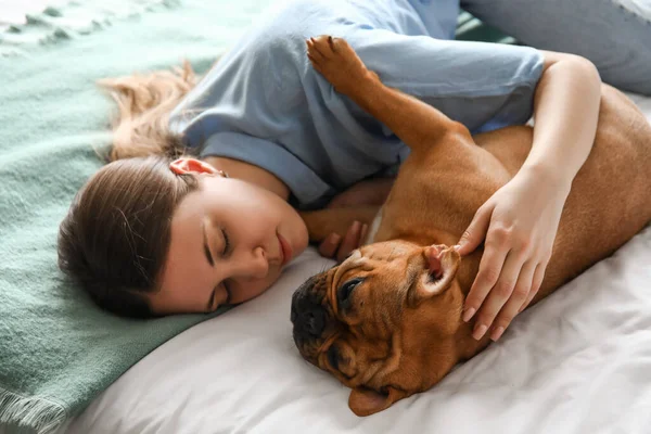 Jovem Mulher Com Bonito Bulldog Francês Deitado Quarto Close — Fotografia de Stock