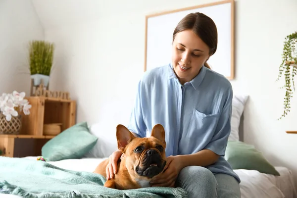 Mujer Joven Con Lindo Bulldog Francés Dormitorio — Foto de Stock
