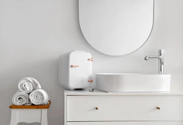 Kosmetikkühlschrank Mit Gesichtsmassagegerät Und Waschbecken Auf Schubladen Badezimmer — Stockfoto