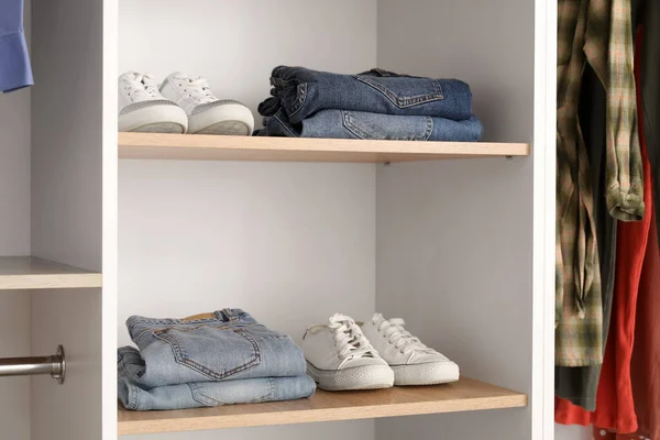 Prateleiras Com Sapatos Elegantes Jeans Boutique — Fotografia de Stock
