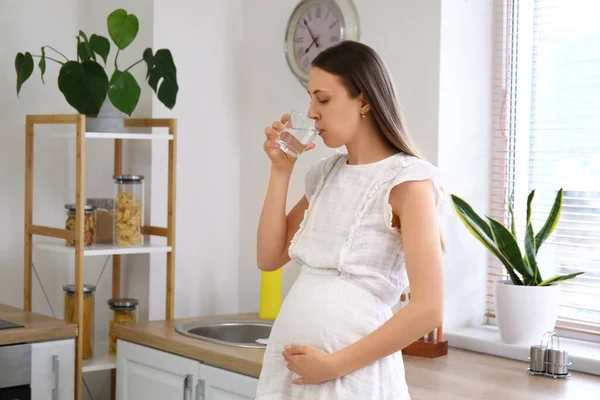 Young Pregnant Woman Drinking Water Kitchen — Stock Photo, Image