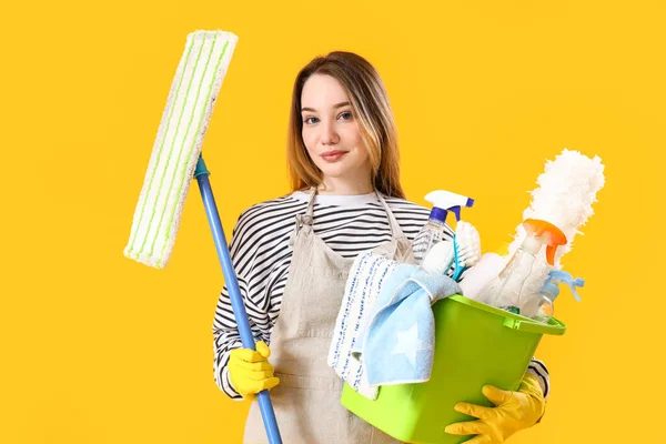 Mujer Joven Con Artículos Limpieza Sobre Fondo Amarillo — Foto de Stock
