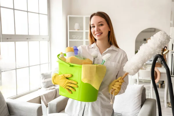 Mujer Joven Con Cubo Artículos Limpieza Casa — Foto de Stock