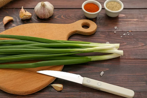 Board Fresh Green Onion Wooden Background — Stock Photo, Image