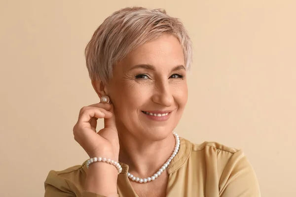 Starší Žena Perleťovými Šperky Béžovém Pozadí Detailní Záběr — Stock fotografie