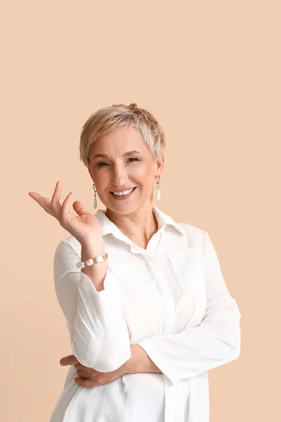 Ältere Blonde Frau Weißem Hemd Auf Beigem Hintergrund — Stockfoto