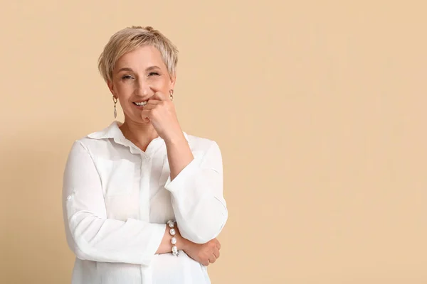 Volwassen Blonde Vrouw Wit Shirt Beige Achtergrond — Stockfoto