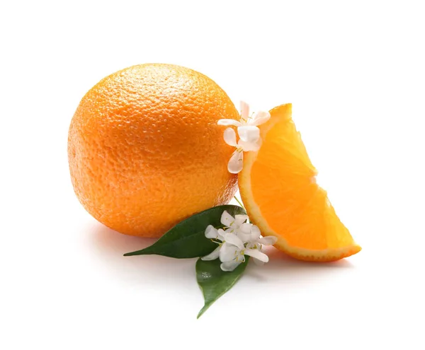 Délicieuses Oranges Mûres Branches Fleuries Sur Fond Blanc — Photo