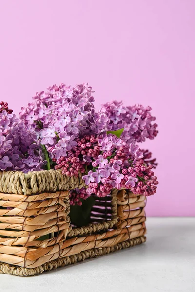 Panier Avec Des Branches Lilas Fleurs Sur Table Sur Fond — Photo