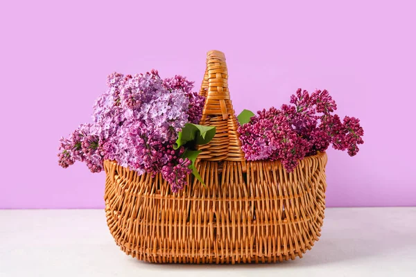 Panier Avec Belles Fleurs Lilas Sur Table Lumineuse Sur Fond — Photo