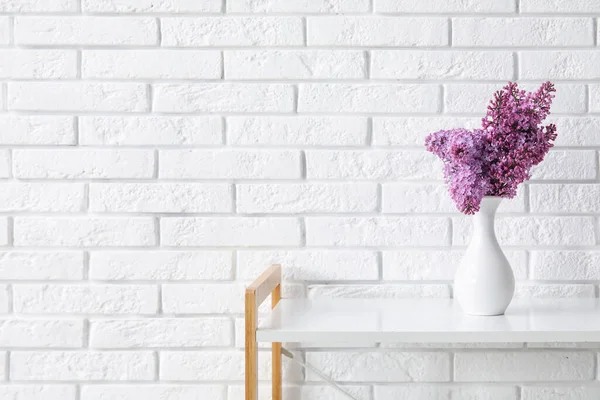 Vase Beautiful Lilac Flowers Table Light Brick Wall — Stock Photo, Image