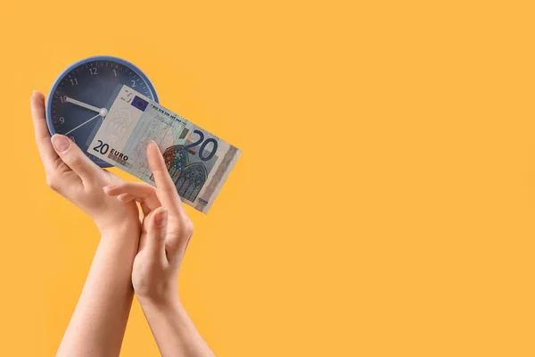Mulher Com Nota Euro Relógio Sobre Fundo Amarelo — Fotografia de Stock