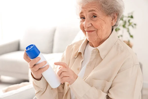 Senior Woman Air Freshener Home — Stock Photo, Image