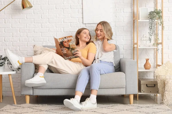 Young Sisters Reading Magazine Sofa Home — Stock Photo, Image