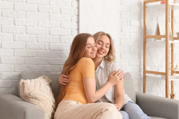 Hermanas Jóvenes Abrazándose Sofá Casa —  Fotos de Stock