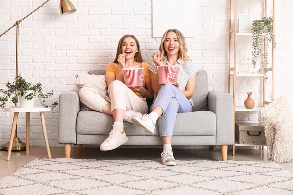 Junge Schwestern Essen Popcorn Auf Sofa Hause — Stockfoto