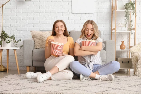 Junge Schwestern Essen Hause Popcorn — Stockfoto