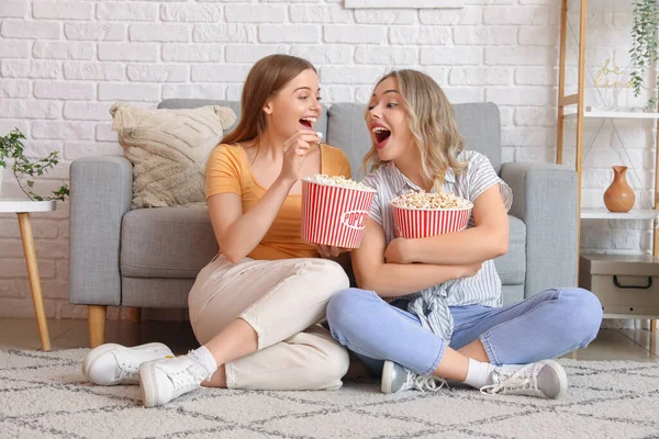Fiatal Nővérek Otthon Esznek Popcornt — Stock Fotó