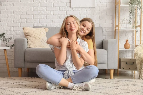 Mladé Sestry Objímají Doma — Stock fotografie