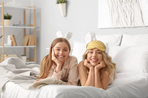 Young Sisters Lying Bed Home — Stock Photo, Image