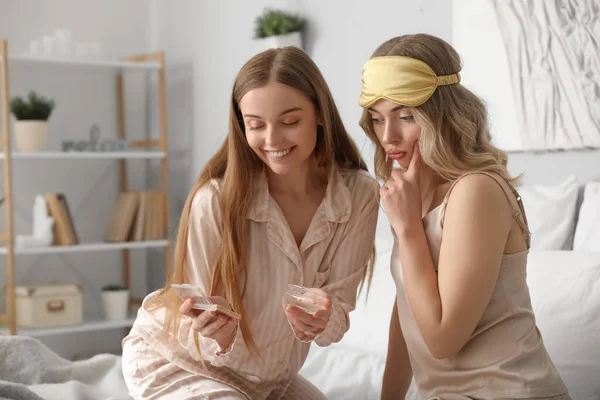 Young Sisters Doing Makeup Bedroom — Stock Photo, Image