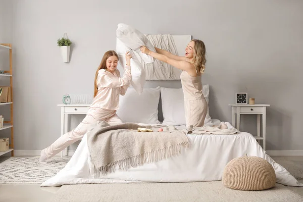 Young Sisters Fighting Pillows Bedroom — Stock Photo, Image