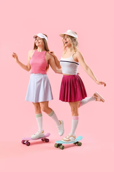 Mladé Sestry Skateboardy Růžovém Pozadí — Stock fotografie