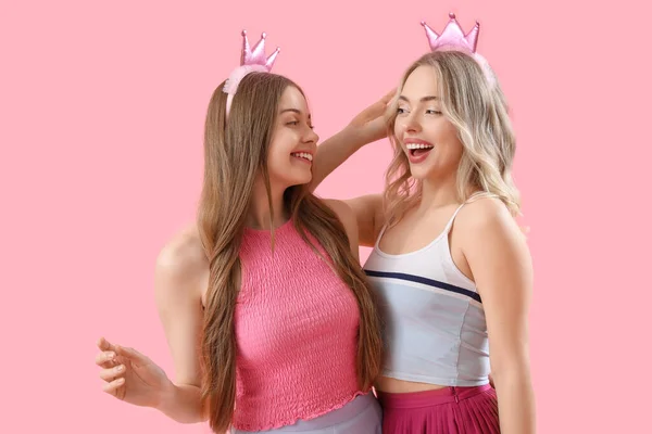 Young Sisters Crowns Pink Background — Stock Photo, Image