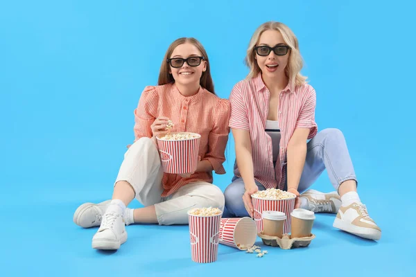 Young Sisters Glasses Popcorn Blue Background — Stock Photo, Image