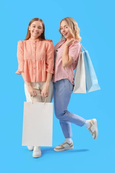 Fiatal Nővérek Bevásárló Táskák Kék Háttér — Stock Fotó