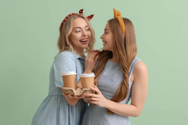 Young Sisters Cups Coffee Green Background — Stock Photo, Image