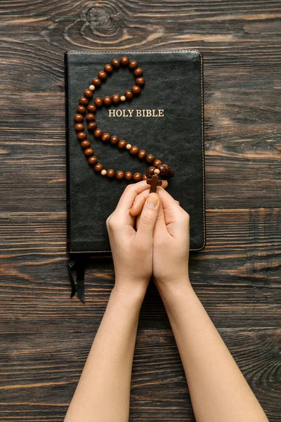 Kvinnliga Händer Med Bönepärlor Och Bibeln Trä Bakgrund — Stockfoto