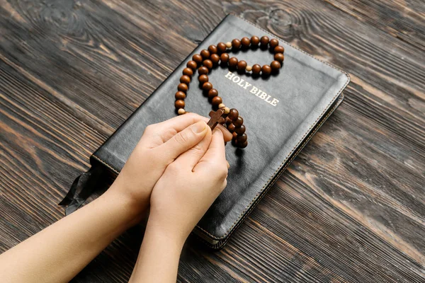 Kvinnliga Händer Med Bönepärlor Och Bibeln Trä Bakgrund — Stockfoto