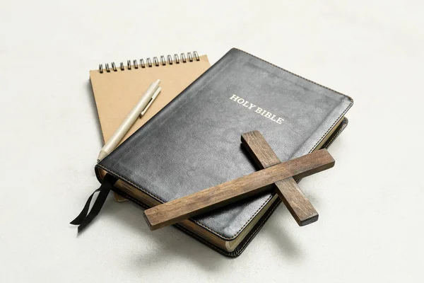 Αγία Γραφή Ξύλινο Σταυρό Και Σημειωματάριο Λευκό Φόντο — Φωτογραφία Αρχείου