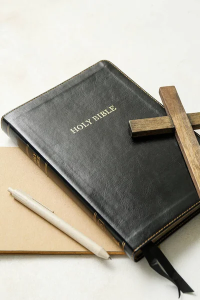 Bijbel Met Houten Kruis Schrift Witte Achtergrond — Stockfoto