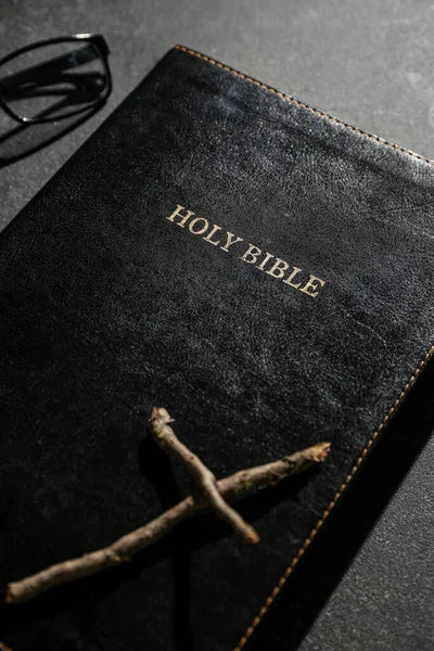 Αγία Γραφή Ξύλινο Σταυρό Και Γυαλιά Ηλίου Μαύρο Φόντο — Φωτογραφία Αρχείου