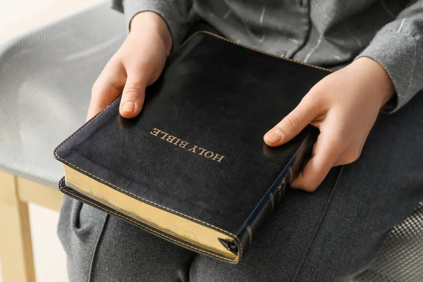Kvinna Som Håller Bibeln Närbild — Stockfoto