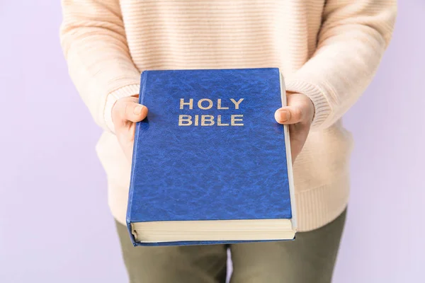 Mulher Segurando Bíblia Sagrada Fundo Lilás — Fotografia de Stock