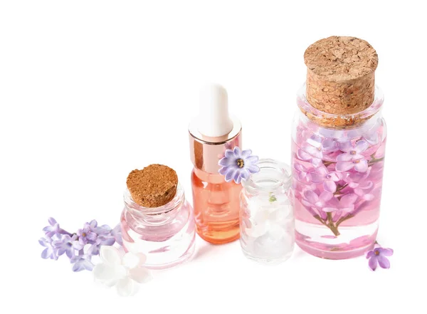 Flessen Cosmetische Olie Met Mooie Lila Bloemen Witte Achtergrond — Stockfoto