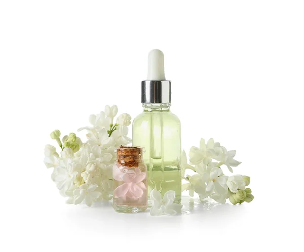 Butelki Olejku Kosmetycznego Pięknymi Liliowymi Kwiatami Białym Tle — Zdjęcie stockowe