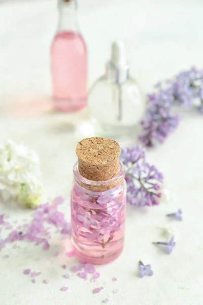 一盒瓶美丽动人的紫丁香花和海盐在白桌上 — 图库照片