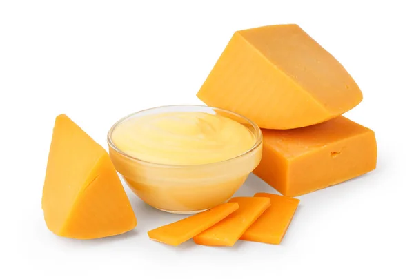 白い背景においしいチェダーソースとチーズの塊とボウル — ストック写真