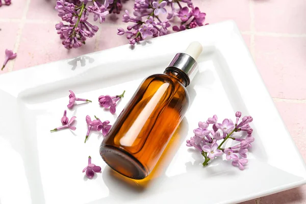 Bottle Lilac Essential Oil Flowers Pink Background Closeup — Stock Photo, Image