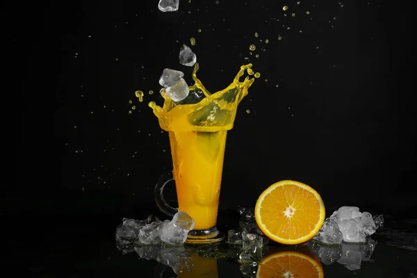Glas Färsk Apelsinjuice Med Stänk Och Mörk Bakgrund — Stockfoto