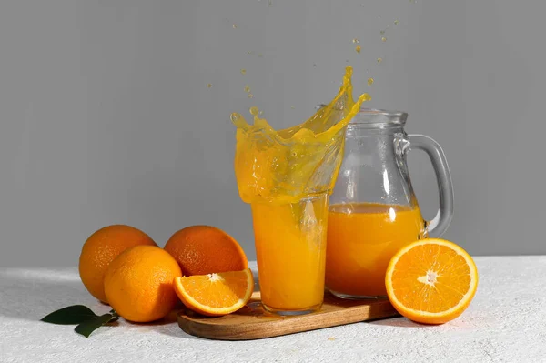 Verre Cruche Jus Orange Frais Avec Éclaboussures Sur Table Sur — Photo