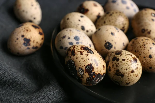 テーブルの上に新鮮なウズラの卵とプレート クローズアップ — ストック写真